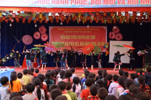 Tiết mục văn nghệ do học sinh nhà trường thực hiện