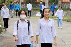 Thí sinh phấn khởi bước vào trường thi