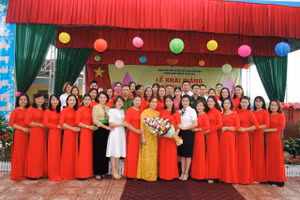 Tập thể trường Mầm non Thanh Nưa chụp ảnh lưu niệm với đại biểu dự Lễ khai giảng và đón bằng công nhận trường Mầm non đạt chuẩn Quốc Gia mức độ 2