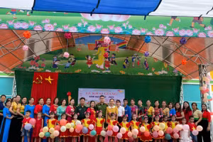 Cô trò nhà trường cùng đại biểu dự khai giảng chụp ảnh lưu niệm