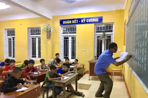 Một buổi lên lớp của thầy, trò dạy tiếng Nôm Dao ở huyện Lục Yên, Yên Bái