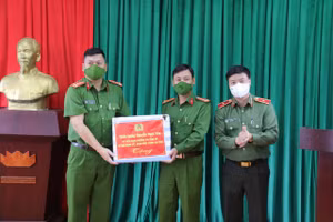 Thiếu tướng Nguyễn Ngọc Vân (ngoài cùng bên phải) - Giám đốc Công an tỉnh Sơn La thăm, tặng quà tại xã biên giới Chiềng Tương, huyện Yên Châu