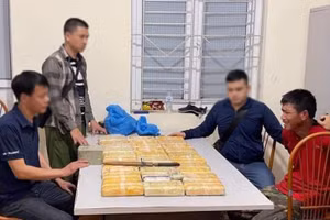 Đối tượng Thạo Bun Phúc (áo đỏ) cùng tang vật tại cơ quan chức năng