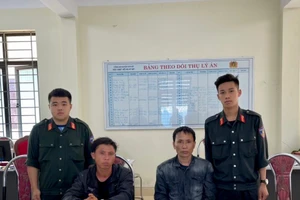 Đoàn Văn Nam (thứ 2 bên phải) và Khà A Páo (thứ 2 bên trái) tại cơ quan Công an