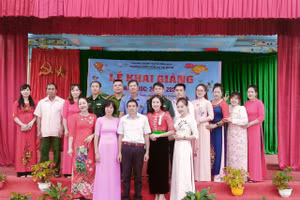 Tập thể cán bộ, giáo viên nhà trường chụp ảnh lưu niệm với các đại biểu dự lễ khai giảng năm học mới