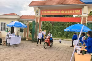 Tình nguyện viên có mặt từ rất sớm để hỗ trợ thí sinh