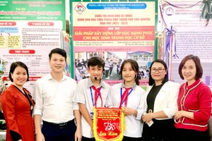 Thầy Hiệu trưởng Hoàng Thanh Lâm cùng các cô giáo động viên, chúc mừng các em học sinh tham gia cuộc thi Khoa học kĩ thuật.