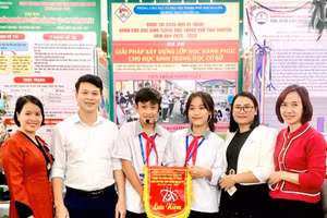 Thầy Hiệu trưởng Hoàng Thanh Lâm cùng các cô giáo động viên, chúc mừng các em học sinh tham gia cuộc thi Khoa học kĩ thuật.