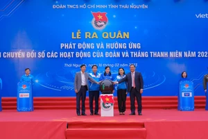 Các đại biểu thực hiện Nghi thức phát động “ Năm Chuyển đổi các hoạt động của Đoàn và Tháng Thanh niên năm 2023”.