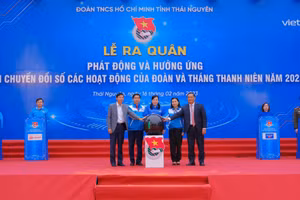 Các đại biểu thực hiện Nghi thức phát động “ Năm Chuyển đổi các hoạt động của Đoàn và Tháng Thanh niên năm 2023”.