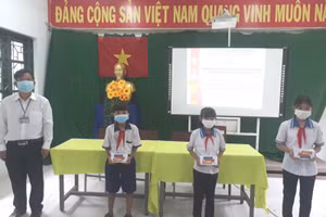 Trao điện thoại cho HS nghèo học trực tuyến tại huyện Cái Bè (Tiền Giang).