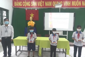 Trao điện thoại cho HS nghèo học trực tuyến tại huyện Cái Bè (Tiền Giang).