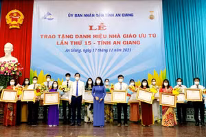 Lãnh đạo UBND tỉnh và Sở GD&ĐT chúc mừng 19 nhà giáo được trao tặng danh hiệu Nhà giáo ưu tú.