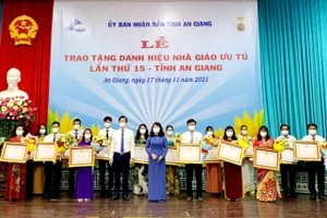 Lãnh đạo UBND tỉnh và Sở GD&ĐT chúc mừng 19 nhà giáo được trao tặng danh hiệu Nhà giáo ưu tú.