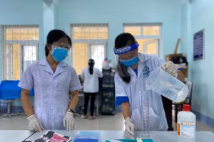 Sinh viên ngành Công nghệ sinh học trong giờ thực hành tại trường.