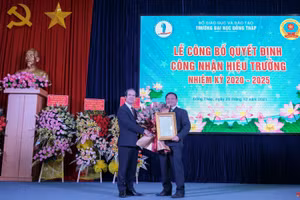 Bộ trưởng Bộ GD&ĐT Nguyễn Kim Sơn trao Quyết định bổ nhiệm Hiệu trưởng Trường ĐH Đồng Tháp nhiệm kỳ 2020-2025 cho TS Hồ Văn Thống.