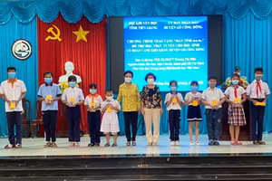 Trao tặng thiết bị thiết bị học trực tuyến cho HS huyện Gò Công Đông, Tiền Giang.