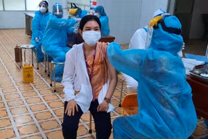 Lưu học sinh Trường ĐH Cửu Long được tiêm vắc xin phòng Covid-19.