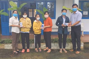 Trao thiết bị học trực tuyến cho HS hoàn cảnh khó khăn Trường THPT Tràm Chim (Đồng Tháp).