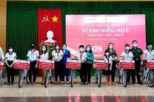 Trao học bổng cho học sinh huyện Kế Sách, Sóc Trăng.