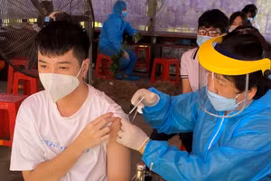 Tiêm vắc xin phòng Covid-19 cho HS tại Trường THPT An Lạc Thôn, huyện Kế Sách (Sóc Trăng).