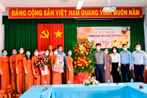 Bí thư Tỉnh ủy Đồng Tháp Lê Quốc Phong tặng hoa chúc mừng tập thể Trường Mầm non Hồng Gấm.