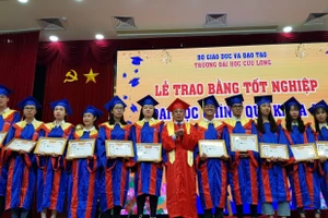 Trường ĐH Cửu Long trao bằng tốt nghiệp cho sinh viên.