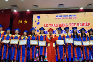 Trường ĐH Cửu Long trao bằng tốt nghiệp cho sinh viên.