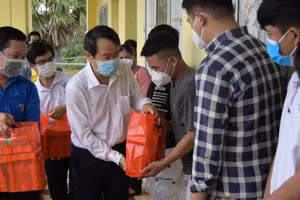 Lãnh đạo Trường ĐH Trà Vinh trao quà động viên sinh viên khó khăn do dịch Covid-19.