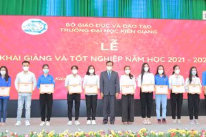 Lãnh đạo nhà trường trao giấy khen cho sinh viên đạt thành tích học tập xuất sắc.