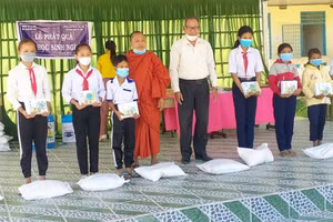 Hội Khuyến học và nhà hảo tâm trao tặng quà cho học sinh nghèo Trường THCS Ô Lâm.