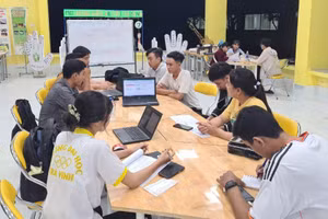 Sinh viên sinh hoạt tại CLB Khởi nghiệp.