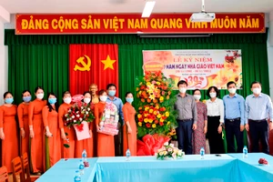 Bí thư Tỉnh ủy Đồng Tháp Lê Quốc Phong tặng hoa chúc mừng tập thể Trường Mầm non Hồng Gấm.