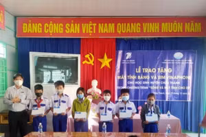 Trao máy tính bảng và sim 4G cho học sinh khó khăn huyện Châu Thành, An Giang.