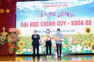 Trường ĐH Cửu Long khen thưởng cho các thủ khoa.