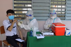 Tiêm vắc xin cho học sinh TP Vĩnh Long sáng 3/11.