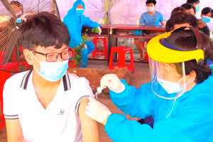 Học sinh Sóc Trăng được tiêm vắc xin phòng Covid-19.