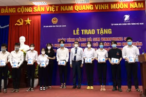 Viễn thông Hậu Giang cùng Sở GD&ĐT Hậu Giang trao tặng máy tính bảng cho HS hoàn cảnh khó khăn.