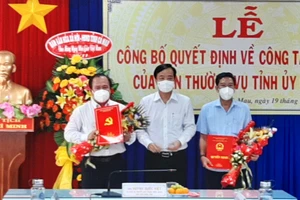 Chủ tịch UBND tỉnh Cà Mau Huỳnh Quốc Việt trao quyết định cho ông Nguyễn Thanh Luận (phải) và ông Nguyễn Minh Luân (trái).