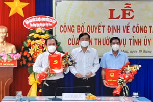 Chủ tịch UBND tỉnh Cà Mau Huỳnh Quốc Việt trao quyết định cho ông Nguyễn Thanh Luận (phải) và ông Nguyễn Minh Luân (trái).