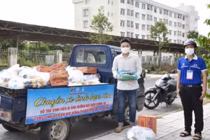 Chuyến xe tình bạn của Trường ĐH Đồng Tháp chuyển nhu yếu phẩm đến tận nơi để hỗ trợ SV.