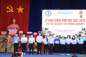 Trường ĐH Đồng Tháp trao học bổng khuyến khích học tập cho SV vượt khó học tốt.