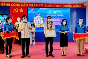 Trao bằng khen cho các nhà giáo trẻ tiêu biểu năm 2021.