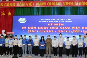 Ông Mai Văn Huỳnh, Phó Bí thư Thường trực Tỉnh ủy, Chủ tịch HĐND tỉnh Kiên Giang trao học bổng cho SV.