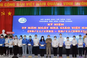 Ông Mai Văn Huỳnh, Phó Bí thư Thường trực Tỉnh ủy, Chủ tịch HĐND tỉnh Kiên Giang trao học bổng cho SV.