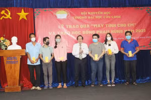 Trao quà “Máy tính cho em” cho SV hoàn cảnh khó khăn.