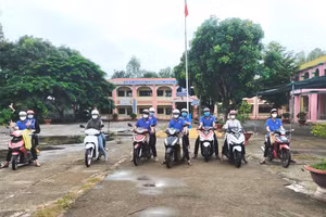 Tổ công tác gồm CBQL, GV, thành viên các tổ chức chính trị - xã hội vận chuyển sách, dụng cụ học tập đến tận nhà cho HS tỉnh Đồng Tháp trong thời gian giãn cách xã hội.