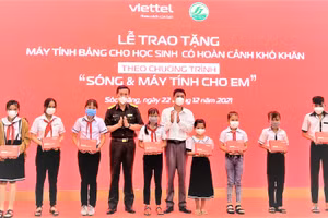 Lãnh đạo tỉnh Sóc Trăng và Tập đoàn Công nghiệp - Viễn thông Quân đội (Viettel) trao máy tính bảng cho HS.