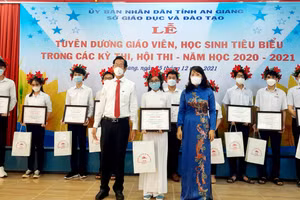 Phó Chủ tịch UBND tỉnh Lê Văn Phước và GĐ Sở GD&ĐT Trần Thị Ngọc Diễm khen thưởng HS đạt giải kỳ thi HS giỏi quốc gia năm học 2020-2021.