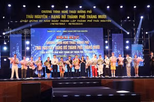 Lãnh đạo TP Thái Nguyên tặng hoa chào mừng các đoàn nghệ thuật.